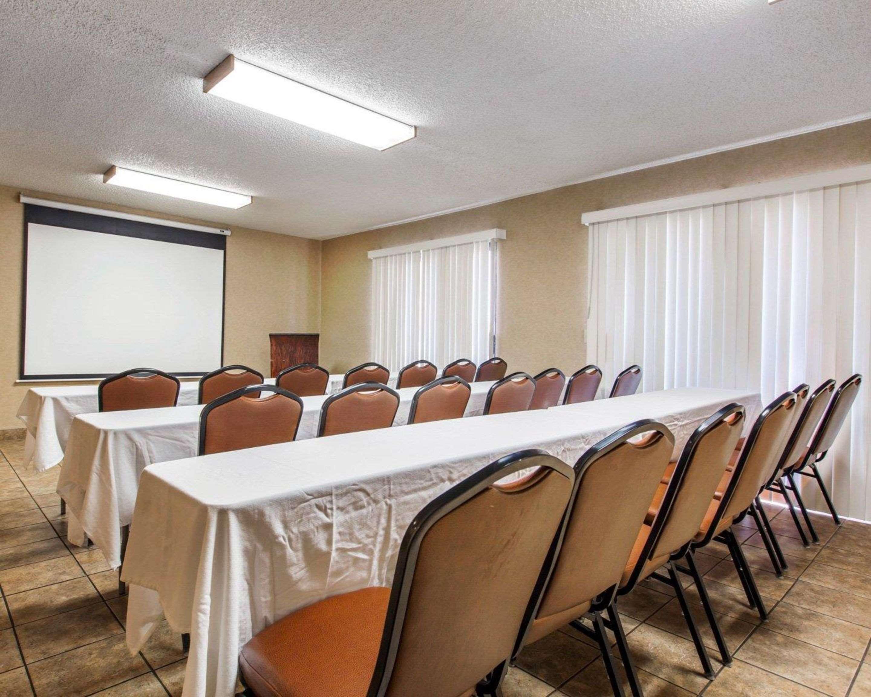Hotel Comfort & Near March Air Reserve Base 3*