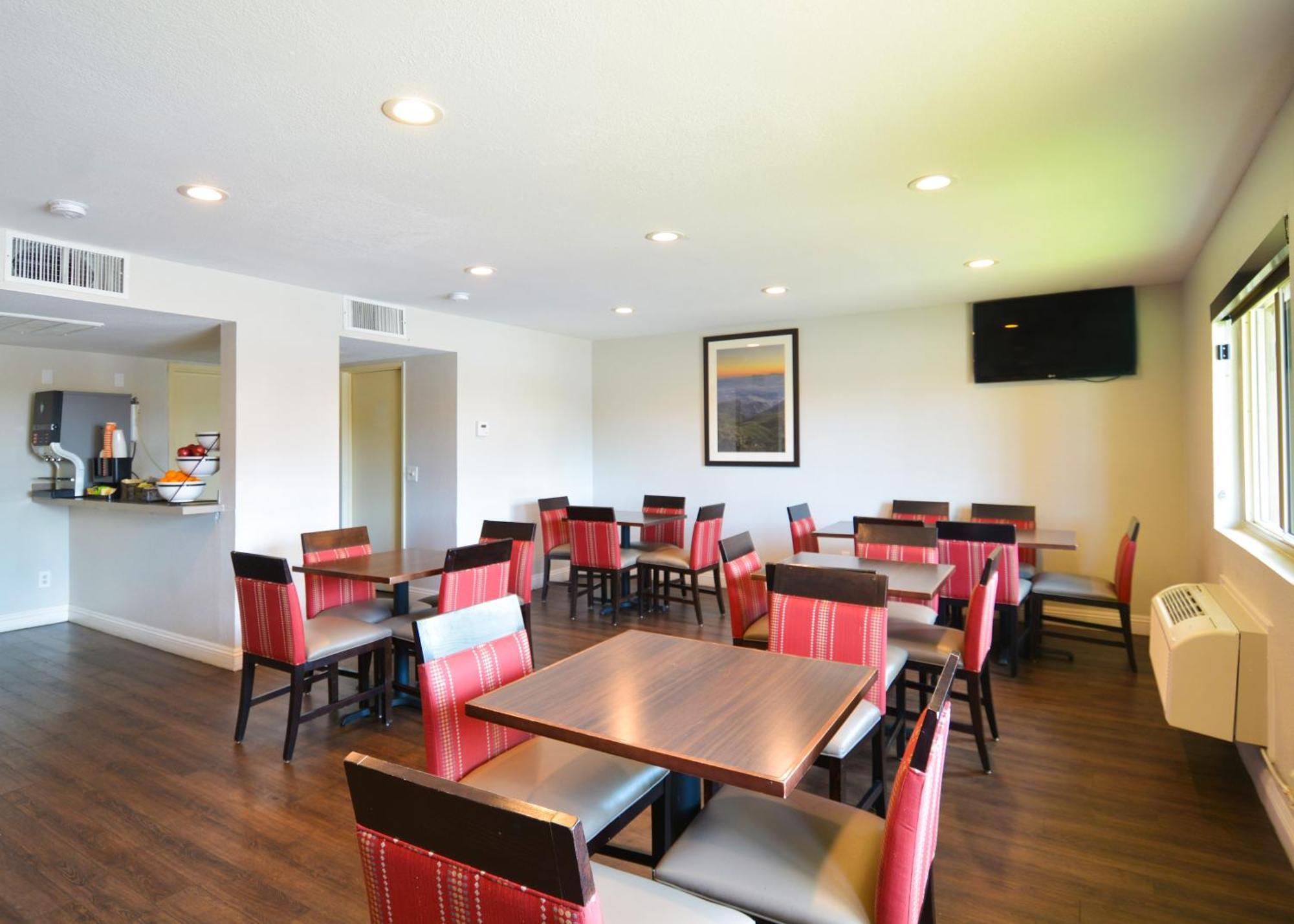 Hotel Comfort & Near March Air Reserve Base 3*