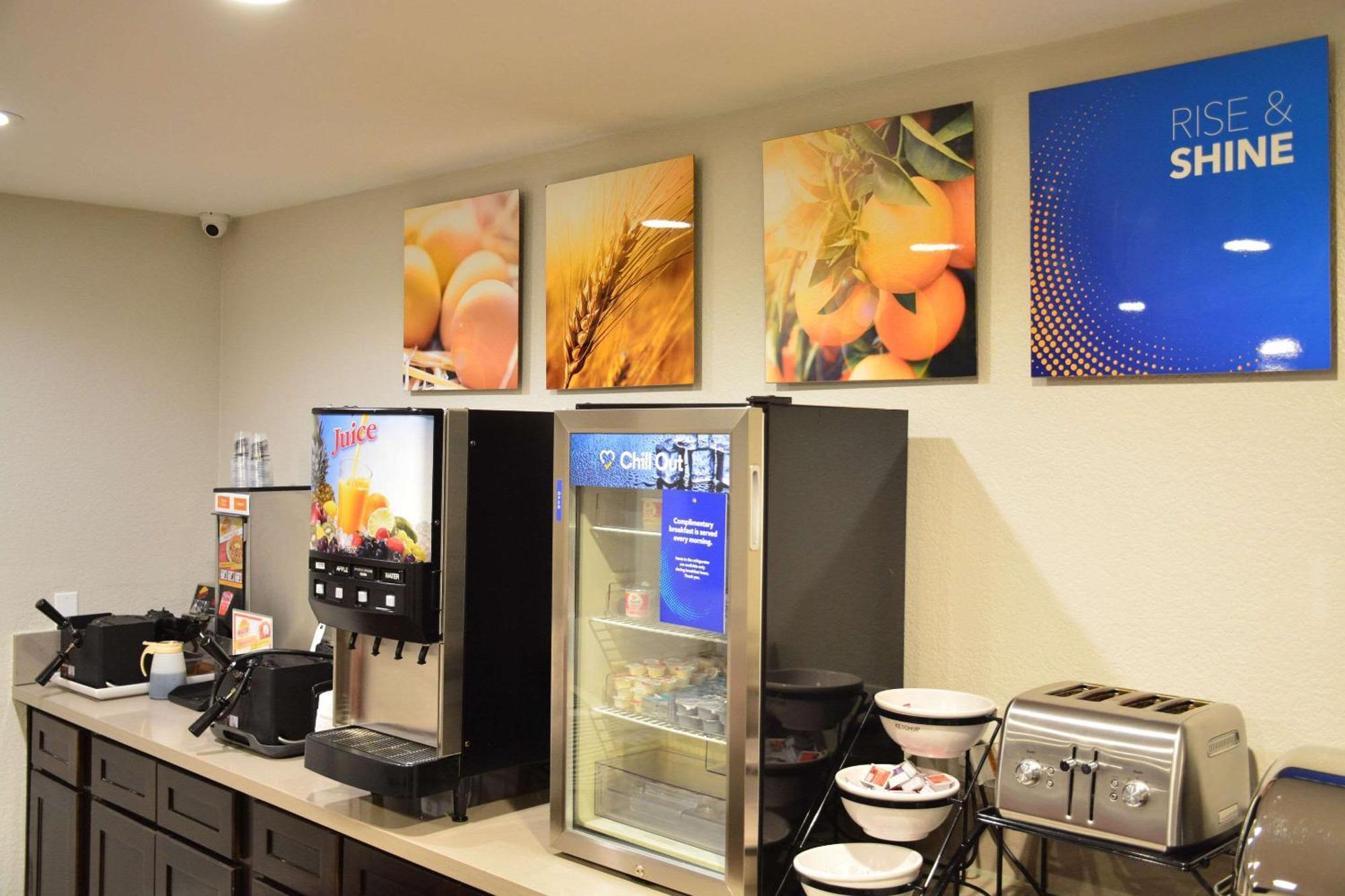 Hotel Comfort & Near March Air Reserve Base 3*