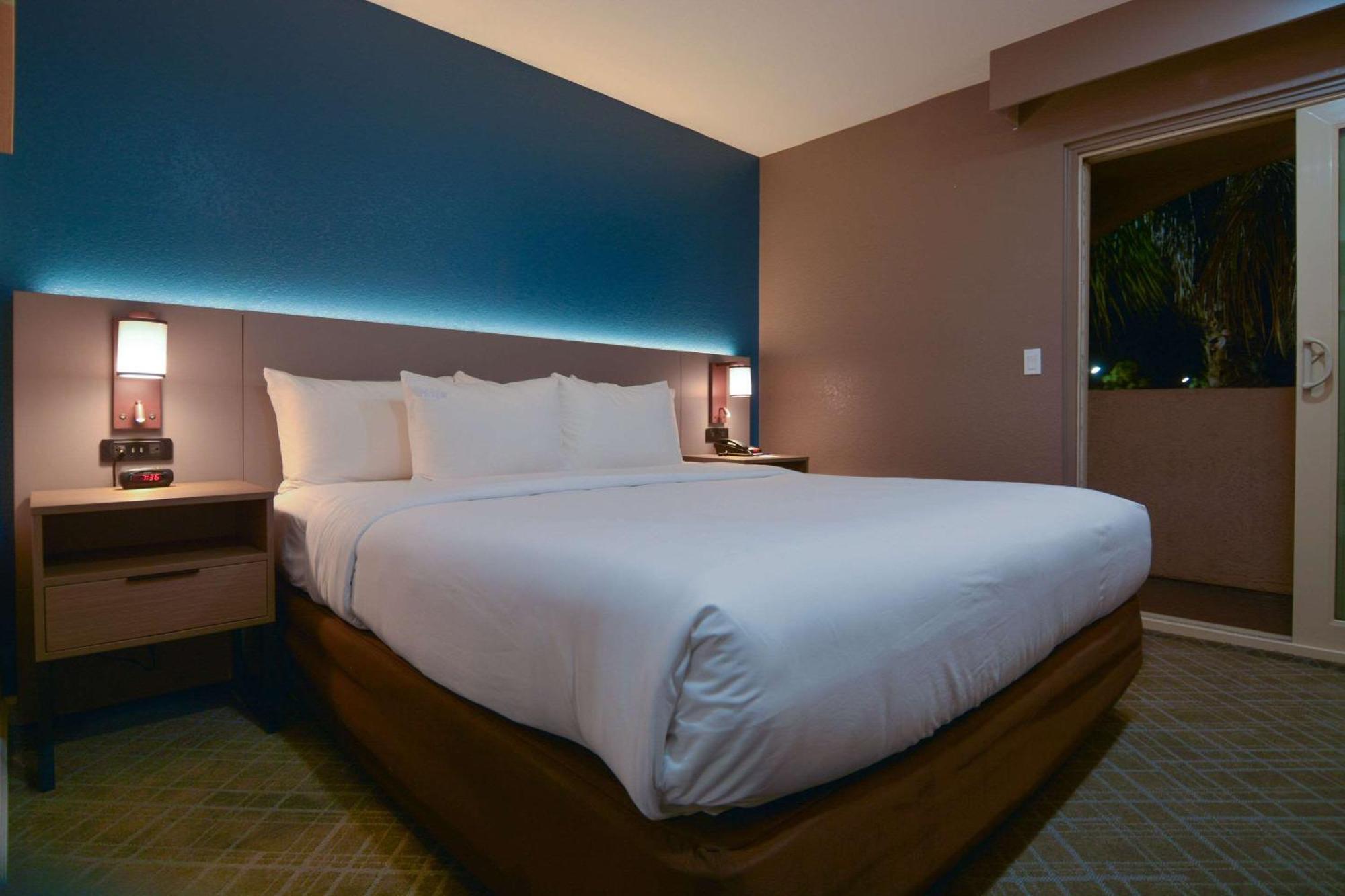 Hotel Comfort & Near March Air Reserve Base Moreno Valley