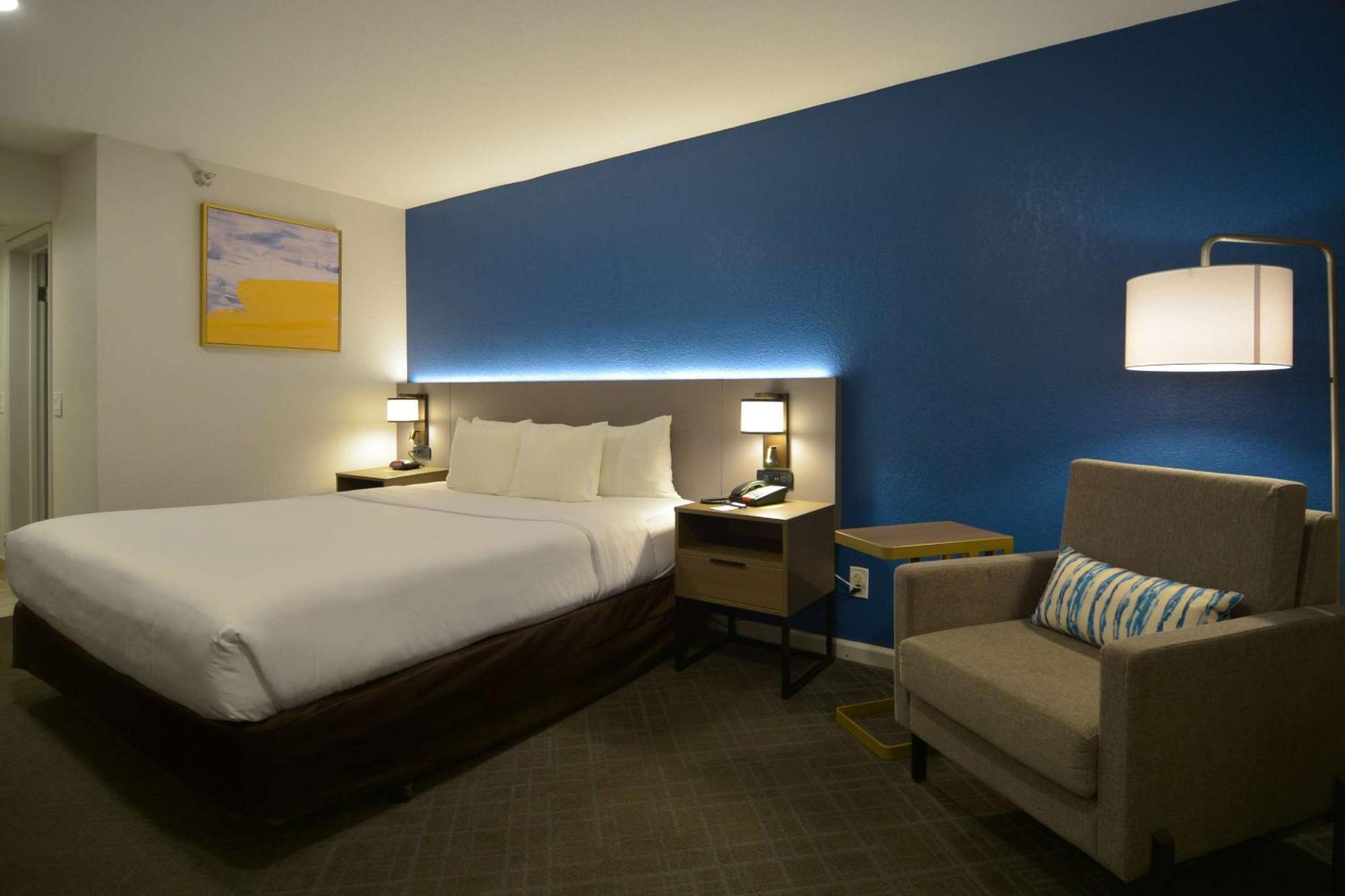 Hotel Comfort & Near March Air Reserve Base 3*