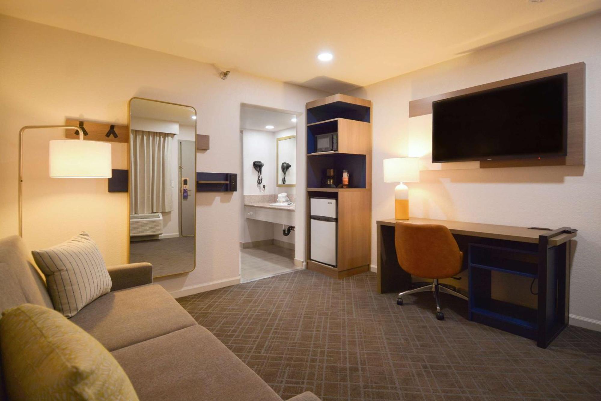 Hotel Comfort & Near March Air Reserve Base Moreno Valley