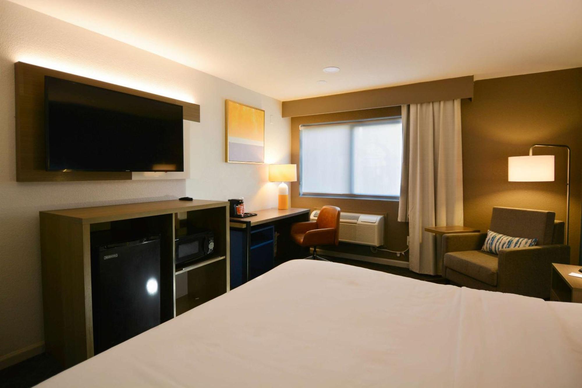 Hotel Comfort & Near March Air Reserve Base 3*