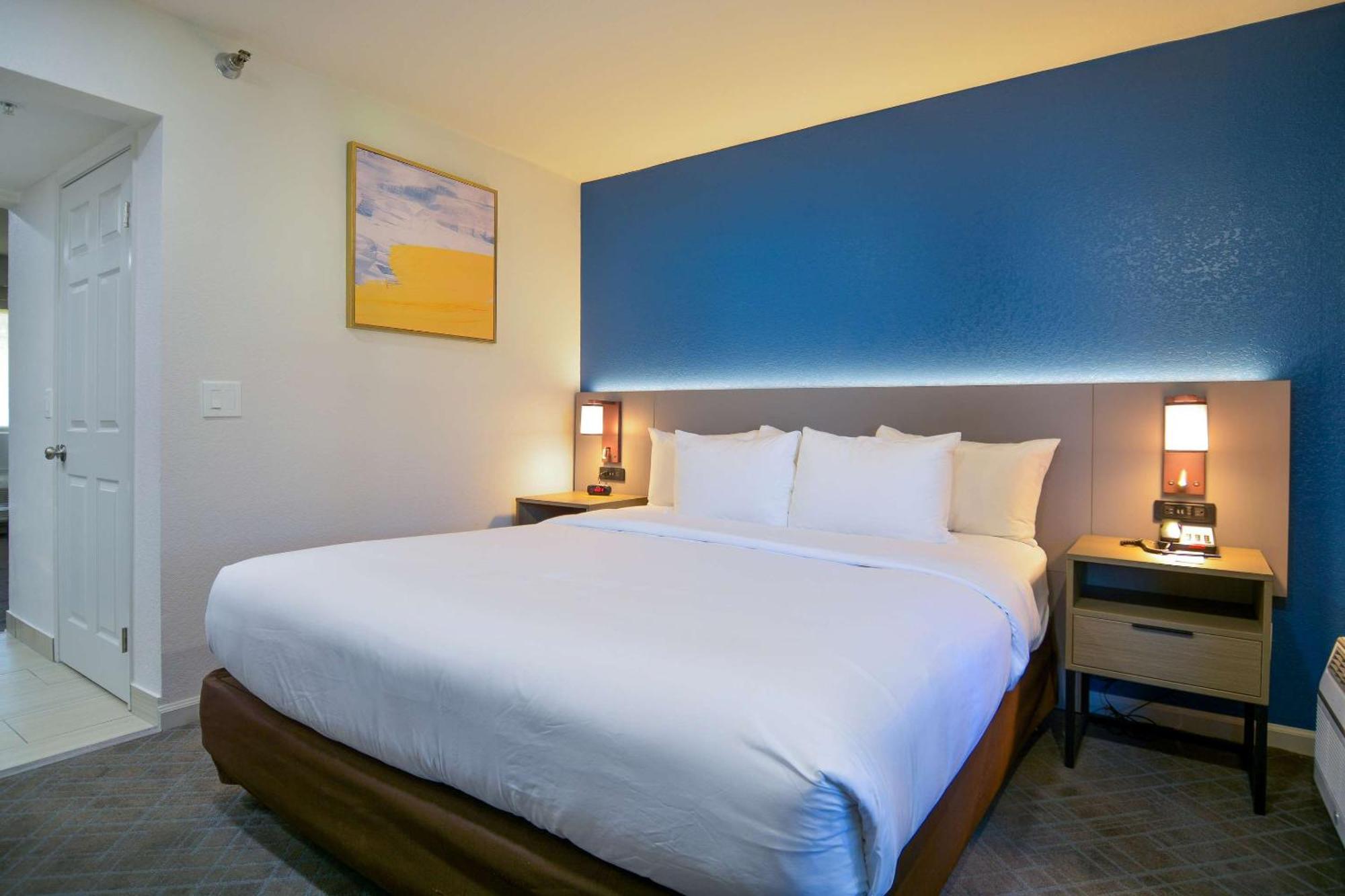 Hotel Comfort & Near March Air Reserve Base 3*