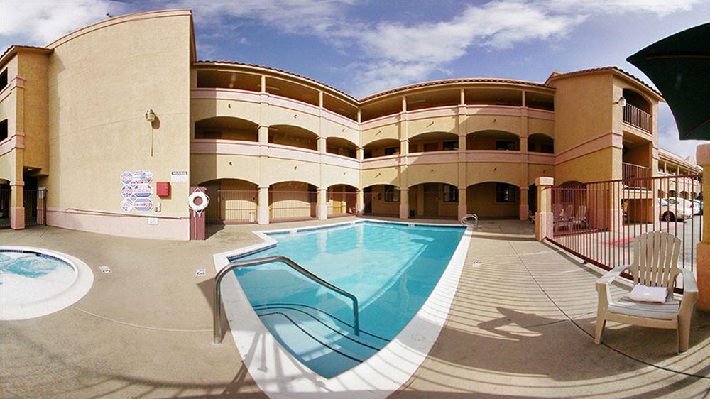 Hotel Comfort & Near March Air Reserve Base 3*